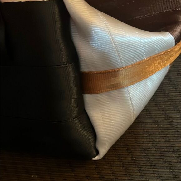 Harveys Seatbelt Disney Chip ‘n’ Dale Double-Sided Chipmunk Crossbody  Brand New - Picture 3 of 11